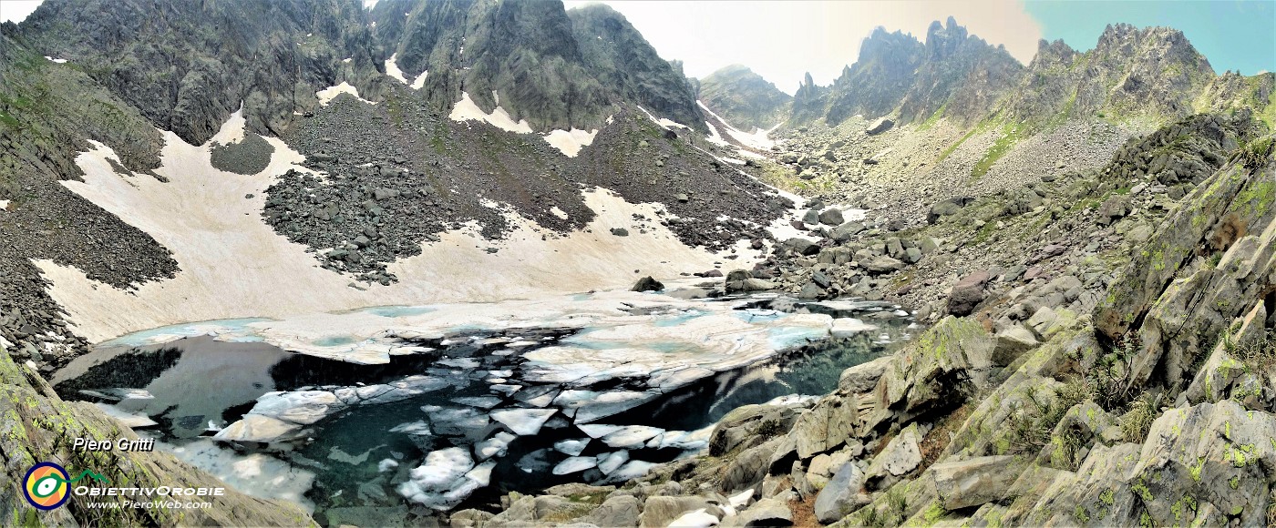 02 Lago del Vallone (2226 m) in lento disgelo.jpg